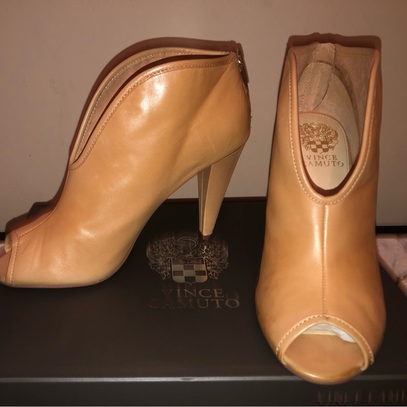 Vince Camuto open toe, top slit, back gold zip; very nice, sexy and classy; - Picture 12 of 12